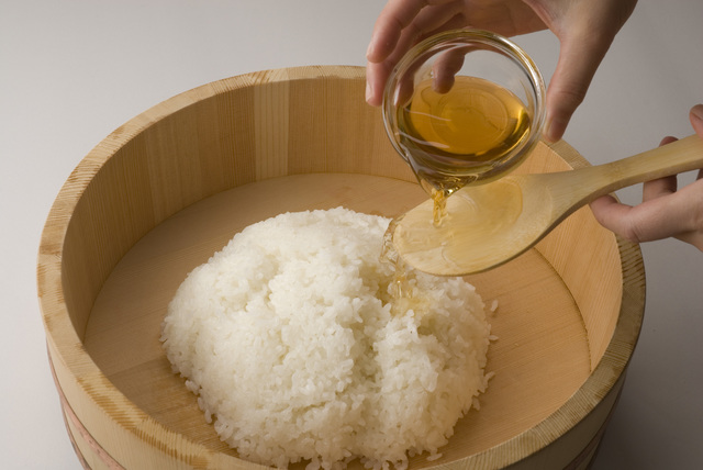 champion number repetition Why Japanese Sushi Chefs Use Wooden Hangiri Sushi Rice Bowls? | Chefs  Wonderland